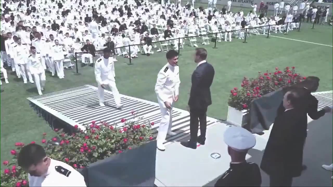 Absolute class act from VP JD Vance 🎉 Congrats Naval Academy graduates