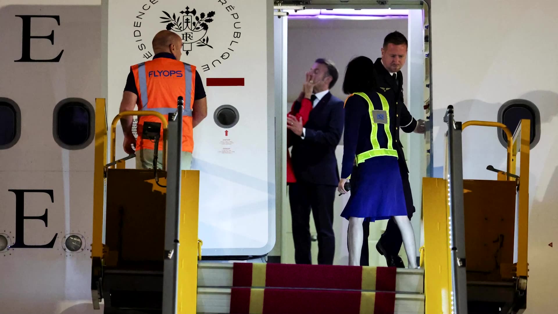 Trump offers advice to Macron after apparent shove from wife