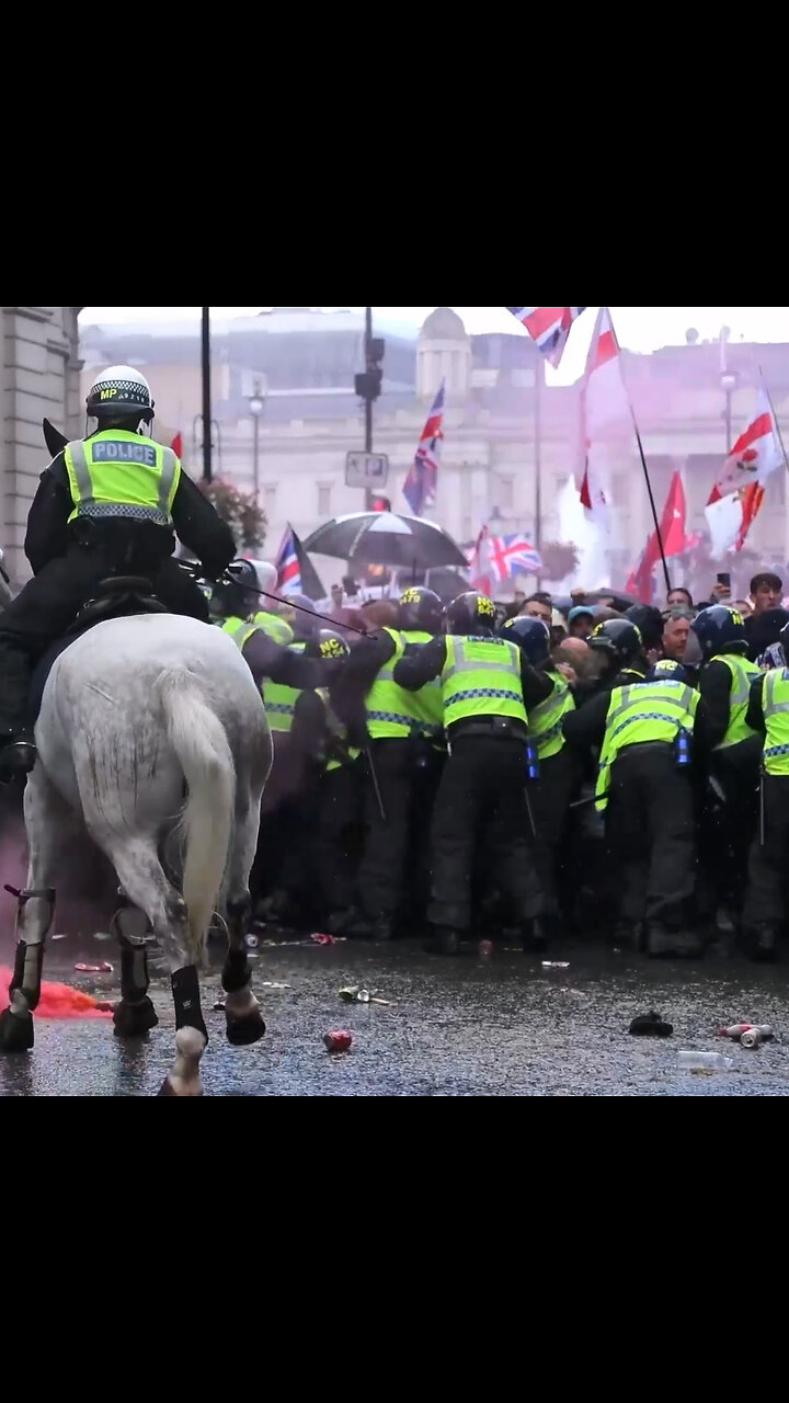 Choques con la Policía durante marcha multitudinaria de extrema derecha en Londres