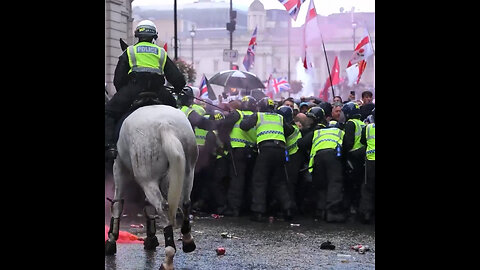 Choques con la Policía durante marcha multitudinaria de extrema derecha en Londres