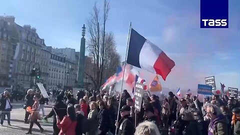 "Protests Against Macron's Ukraine Policy Erupt in Paris: 'We Won't Die for Ukraine!'"
