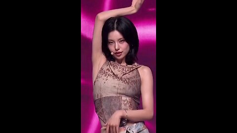 ITZY 예지 옆구리가 시원한 의상