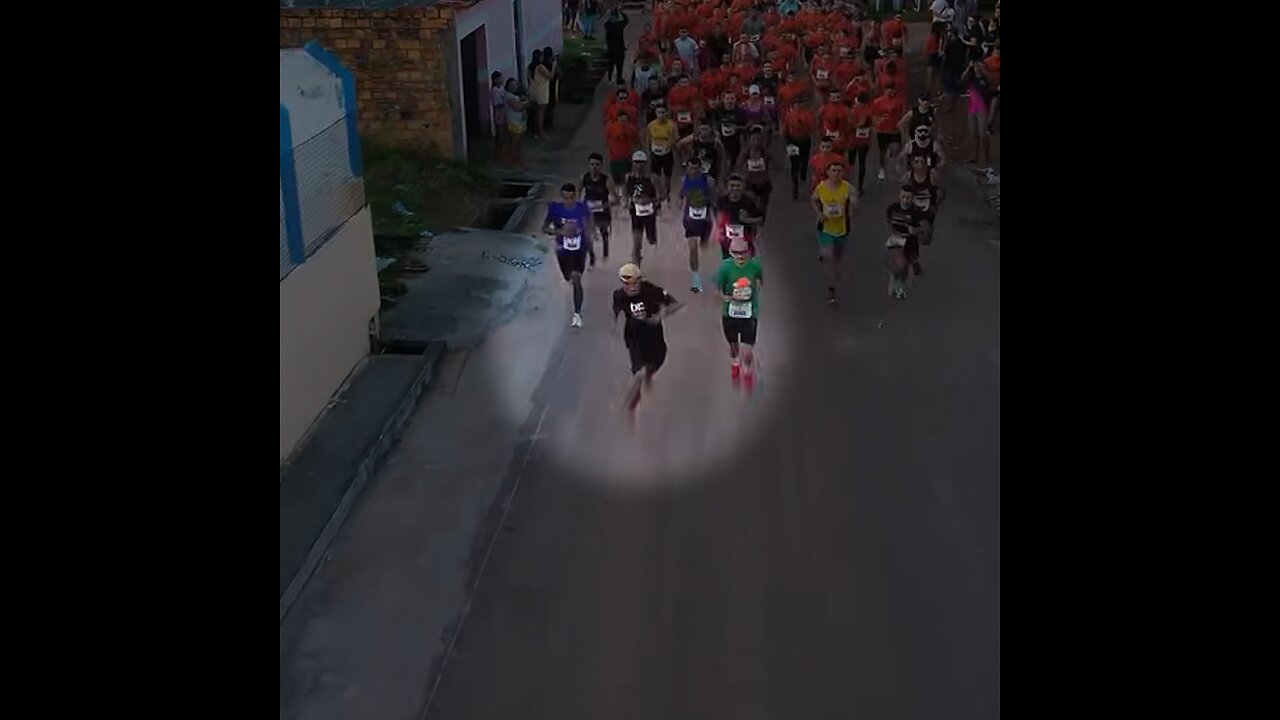 Hombre en estado de embriaguez corre 8 km en chancletas y recibe una medalla