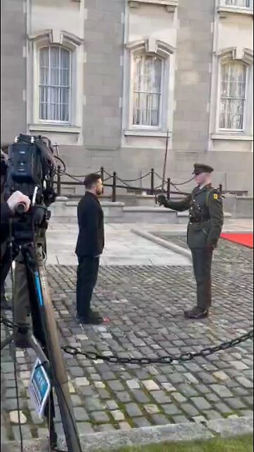 🇮🇪🇺🇦Zelensky was trained to walk under escort in Ireland