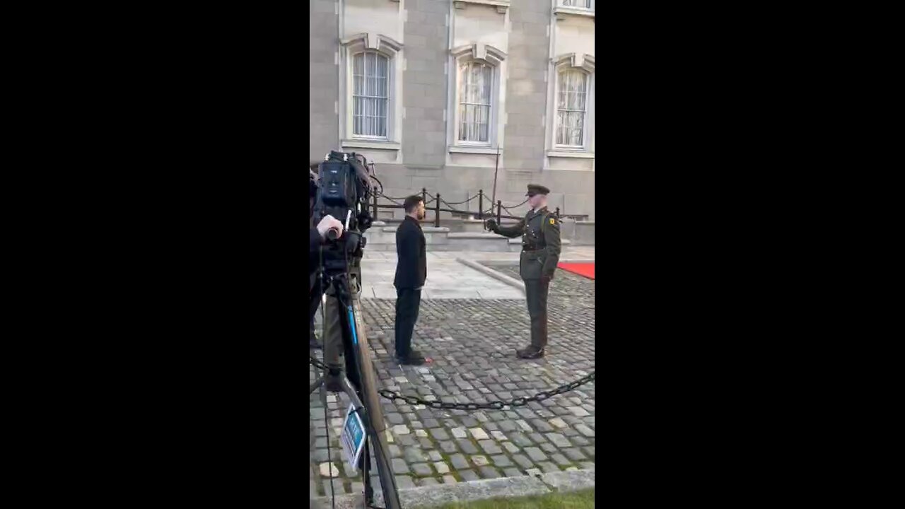 🇮🇪🇺🇦Zelensky was trained to walk under escort in Ireland