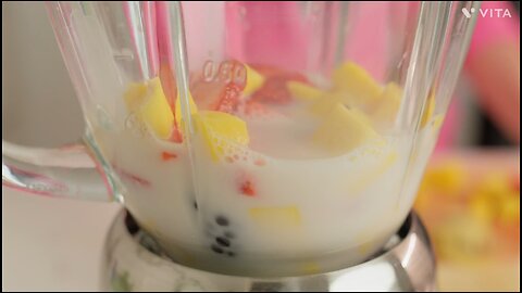 Blending a fruit smoothie in a blender😍🤤