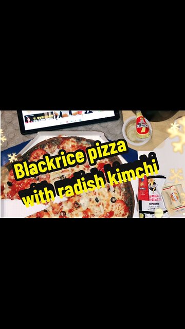 Food) Black rice dough reguler pizza withradish kimchi.