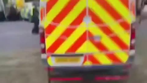 🚨🇬🇧 Protesters Enter a Migrant Hotel in Epping