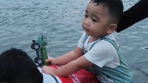 Naligo silang Isaiah