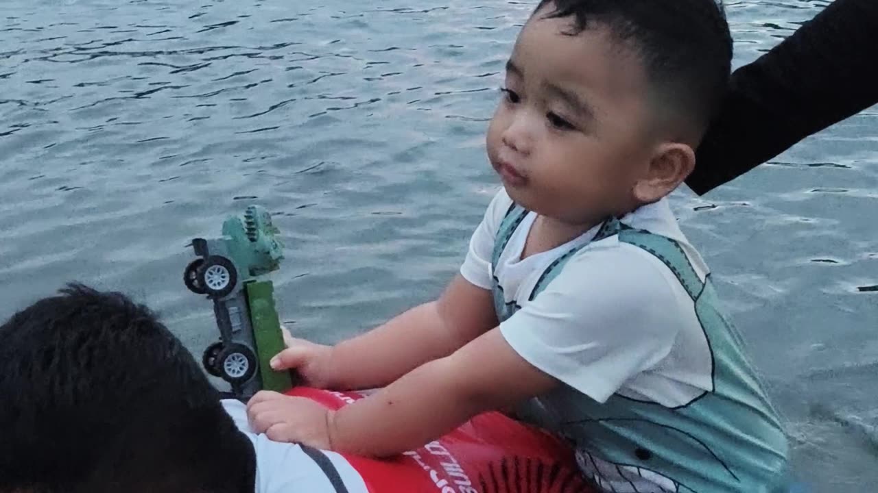 Naligo silang Isaiah