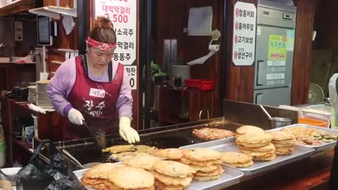 When Pancakes Are Fried Like This, Customers Line Up! Grandma’s Legendary Seafood Pajeon