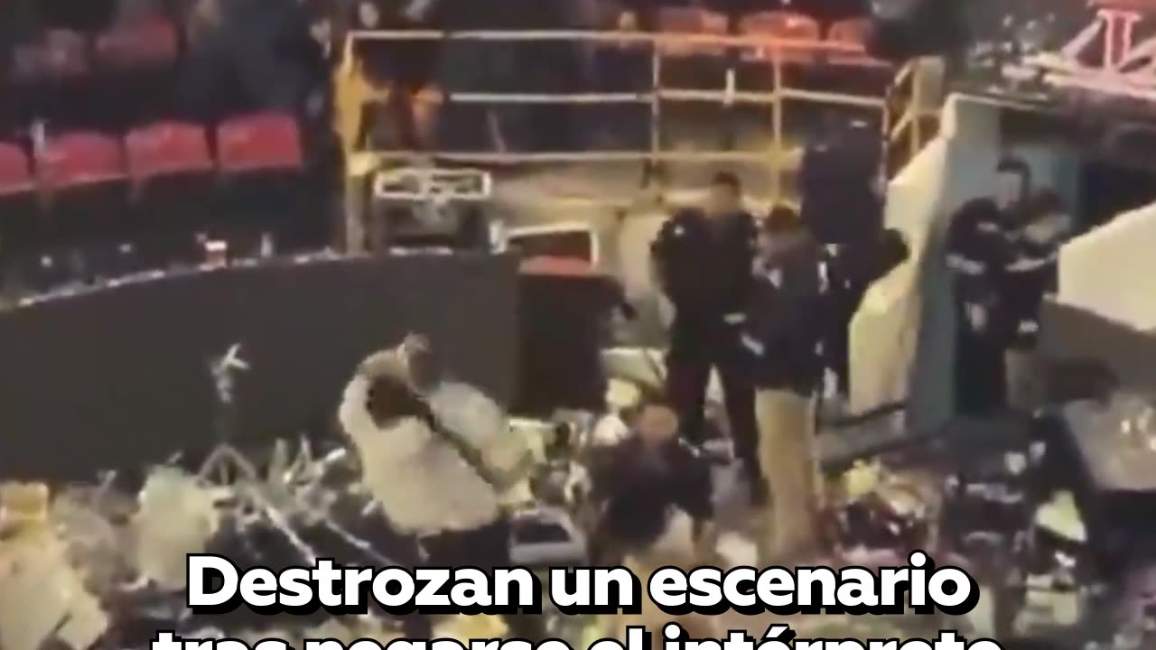 El público destroza un escenario tras negarse el intérprete a cantar narcocorridos