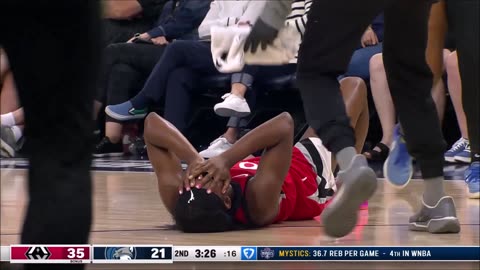 🫢 SCARY moment, Jackie Young SLIPS, exits game | Las Vegas Aces, WNBA women's basketball