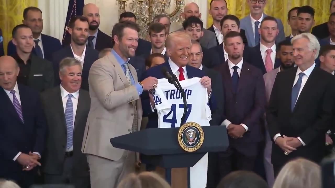 🚨🔥Epic. LA Dodgers pitcher Clayton Kershaw gifts President Trump a custom 47 jersey.
