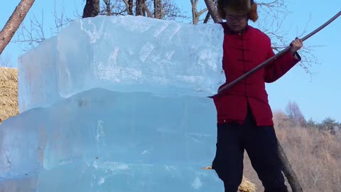 中国冰雕历史超三千年。唐代，据《开元天宝遗事》，杨国忠子弟会把冰雕成鸟兽、山峦，已有审美价值 。明清时冰灯兴起，辽宁、吉林等地春节有赏冰灯习俗，深受宫廷皇帝喜爱
