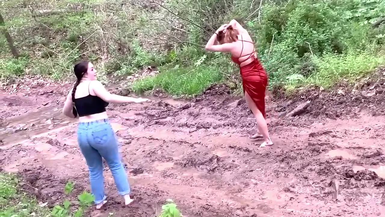 Girls Are In Mud Fighting