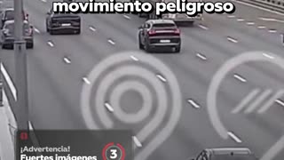 Motociclista realiza maniobra arriesgada en autopista y sobrevive por poco