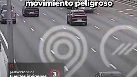 Motociclista realiza maniobra arriesgada en autopista y sobrevive por poco