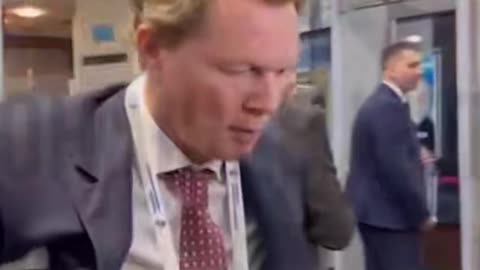 ¿Por qué el jefe del Servicio de Impuestos de Rusia llega a la reunión con muletas?