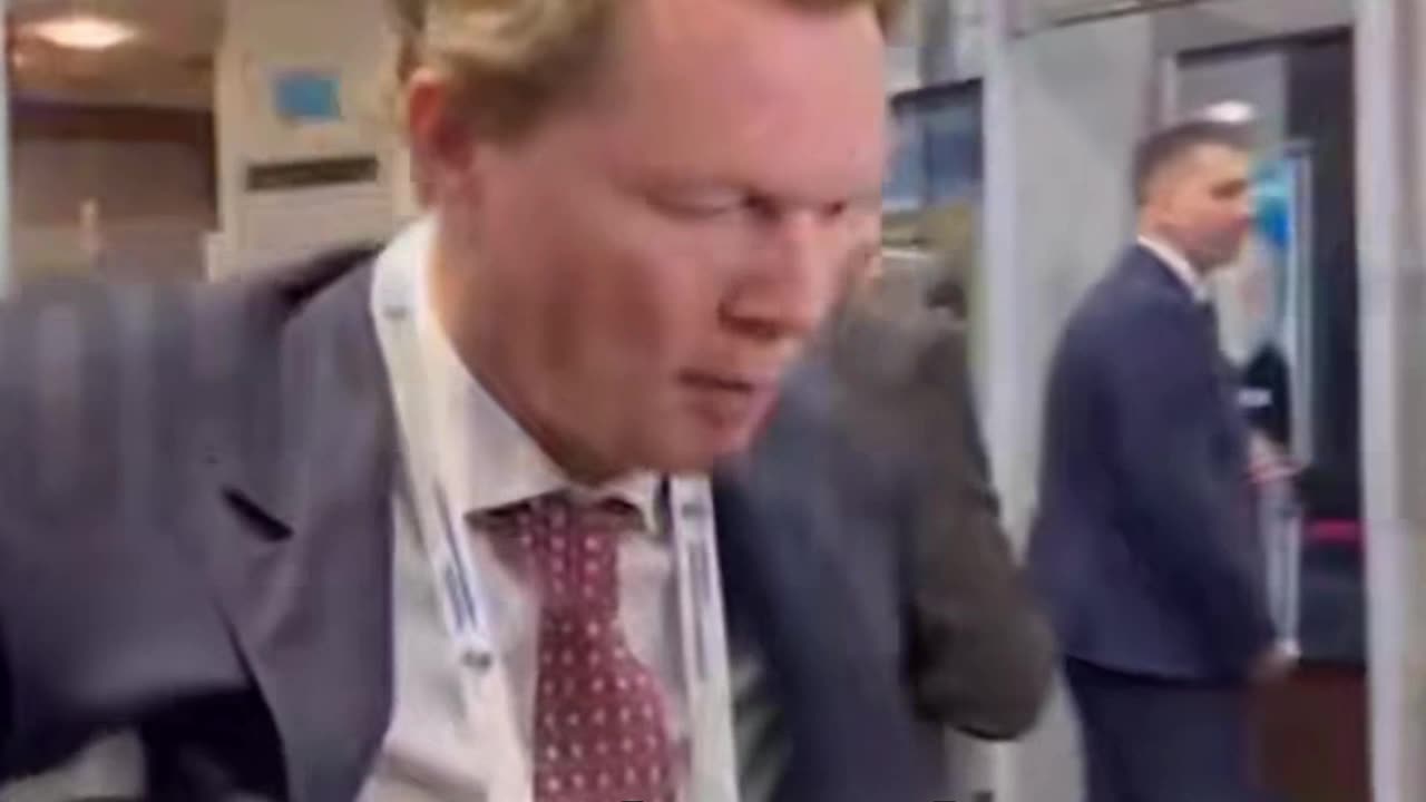 ¿Por qué el jefe del Servicio de Impuestos de Rusia llega a la reunión con muletas?
