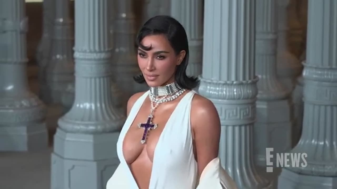 Kris Jenner's New Look Has Fans Seeing Double! | E! News