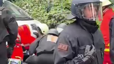Police violently attack and choke pro-Palestine protesters in a demonstration held in Germany