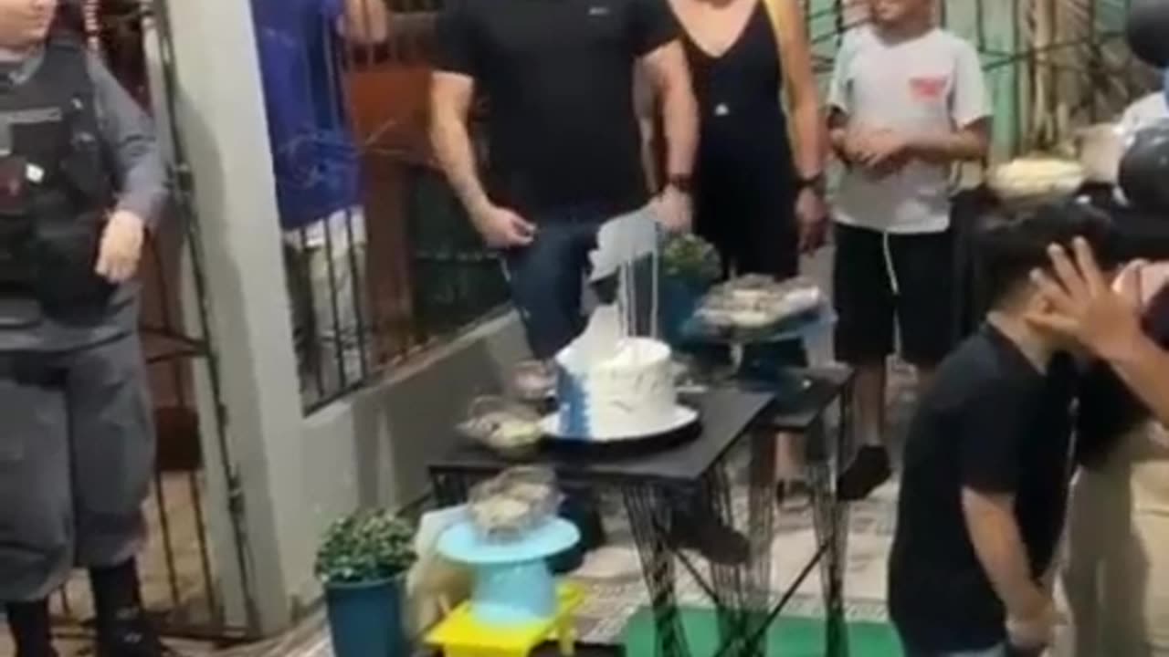 He wanted a police-themed birthday, but when real cops showed up, his joy knew no bounds! 🚓🎉👮‍♂️