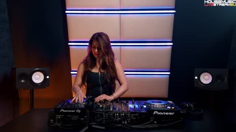 Laura van Dam - Capture Radio 036