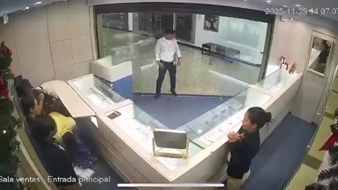 lo que revela el video del atraco en joyería del centro comercial