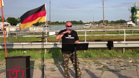 Wolgast am Kai - Falko eröffnet die Kundgebung 03-06-2025