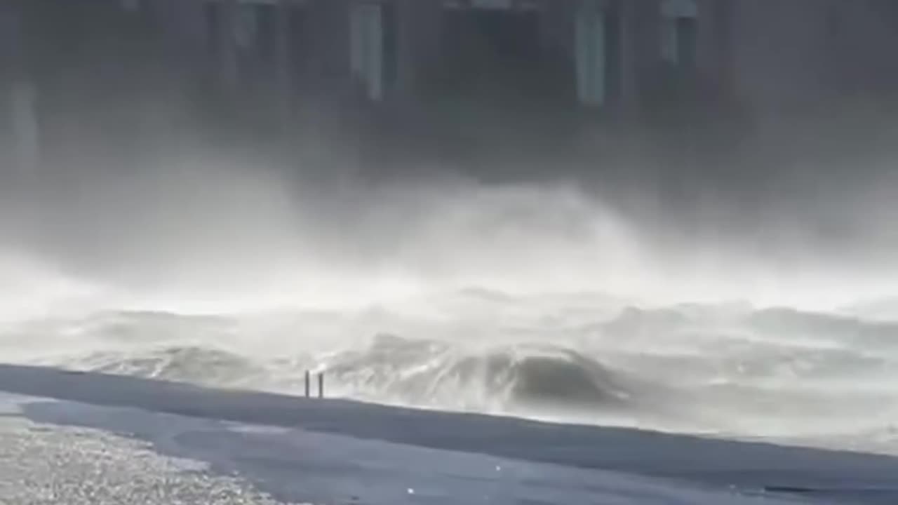 Erërat e forta godasin Selanikun, pemë dhe objekte të rrëzuara