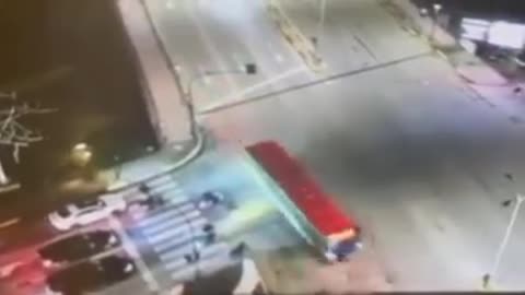 Urbani merr para një person me biçikletë te pallati me shigjeta