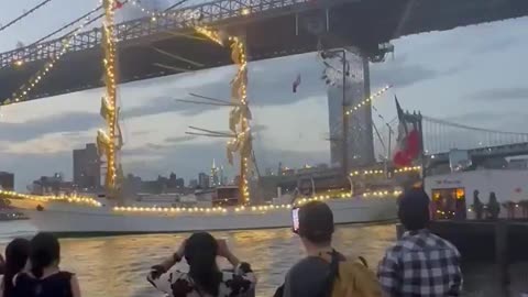 Mexican Navy ship crashes into Brooklyn Bridge (different angle)