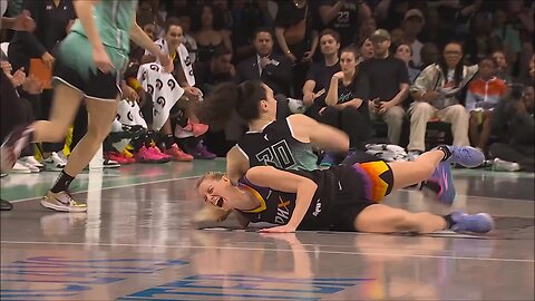 🤕 HARD COLLISION, Breanna Stewart CRASHES into Lexi Held, causing injury | WNBA women's basketball