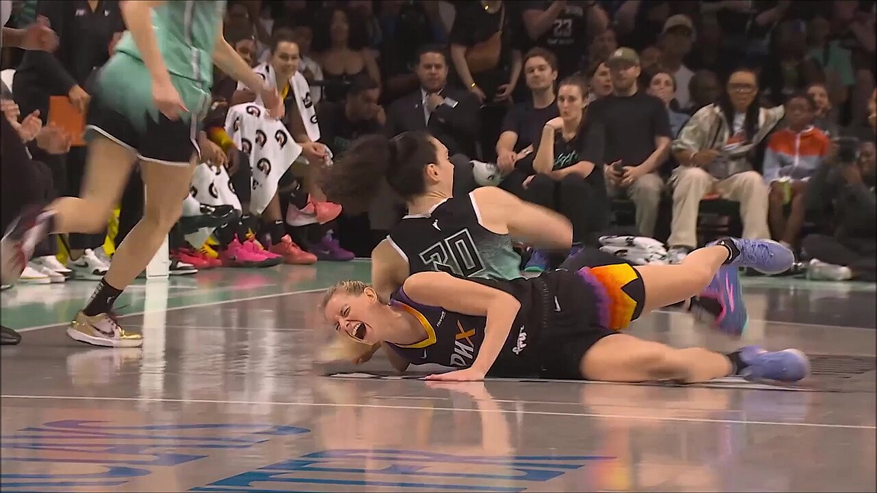 🤕 HARD COLLISION, Breanna Stewart CRASHES into Lexi Held, causing injury | WNBA women's basketball