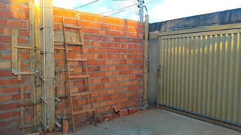 Side wall at the base of the finished area, the part that goes to the back of the land