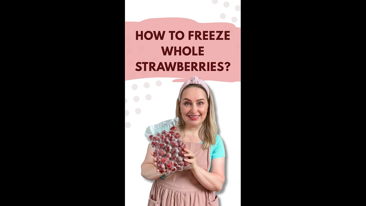 How to Freeze Whole Strawberries Without Them Sticking Together 🍓❄️