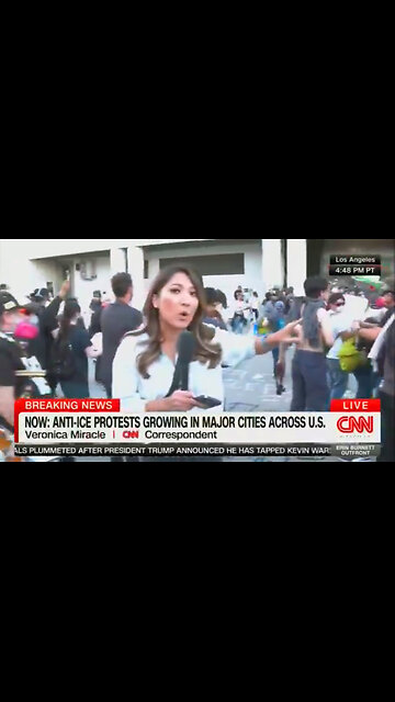 CNN Correspondent Hit With Tear Gas Live at ICE Protest