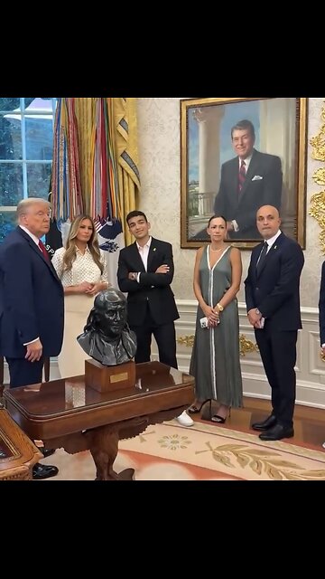 TRUMP❤️🇺🇸🥇🪽🕺INVITES AMERICAN HOSTAGE🤍🇺🇸🪽🏅IN THE OVAL OFFICE💙🇺🇸🏅🪽🏛️⭐️