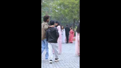 Tum mera or mere bhai ka ak photo le lo