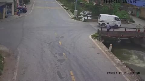 Guy pulls a off a 007 move in real life