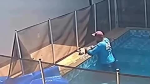 Se suponía que iba a ser otro día en el trabajo. Pero cuando llegó, el limpiador de piscinas notó al