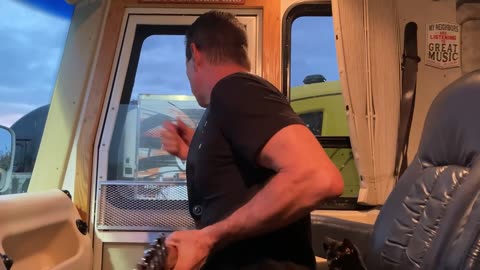 🎸 Flamenco Fire & Feline Vibes | Tom Sweeney Plays “Mucha Crema” + Tour Life Updates (Blakgraz)