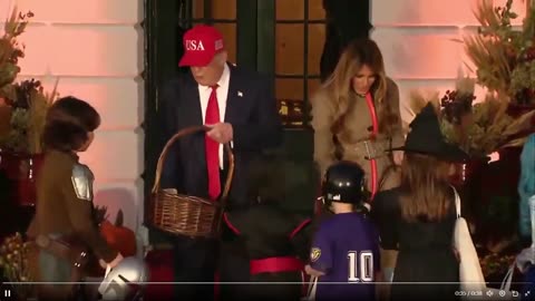 🚨 TIN MỚI NHẤT: Trẻ em lần lượt xin ôm Tổng thống Trump khi đi xin kẹo tại WH.