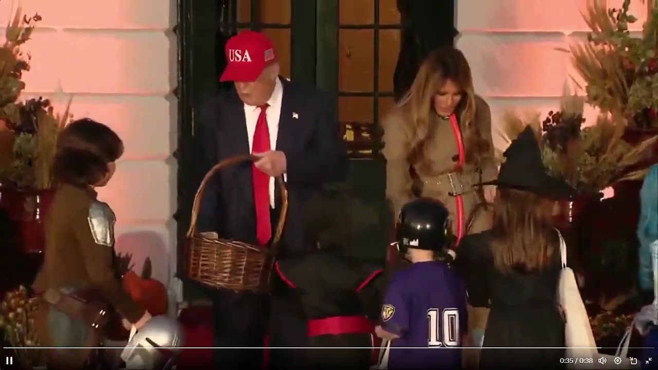 🚨 TIN MỚI NHẤT: Trẻ em lần lượt xin ôm Tổng thống Trump khi đi xin kẹo tại WH.