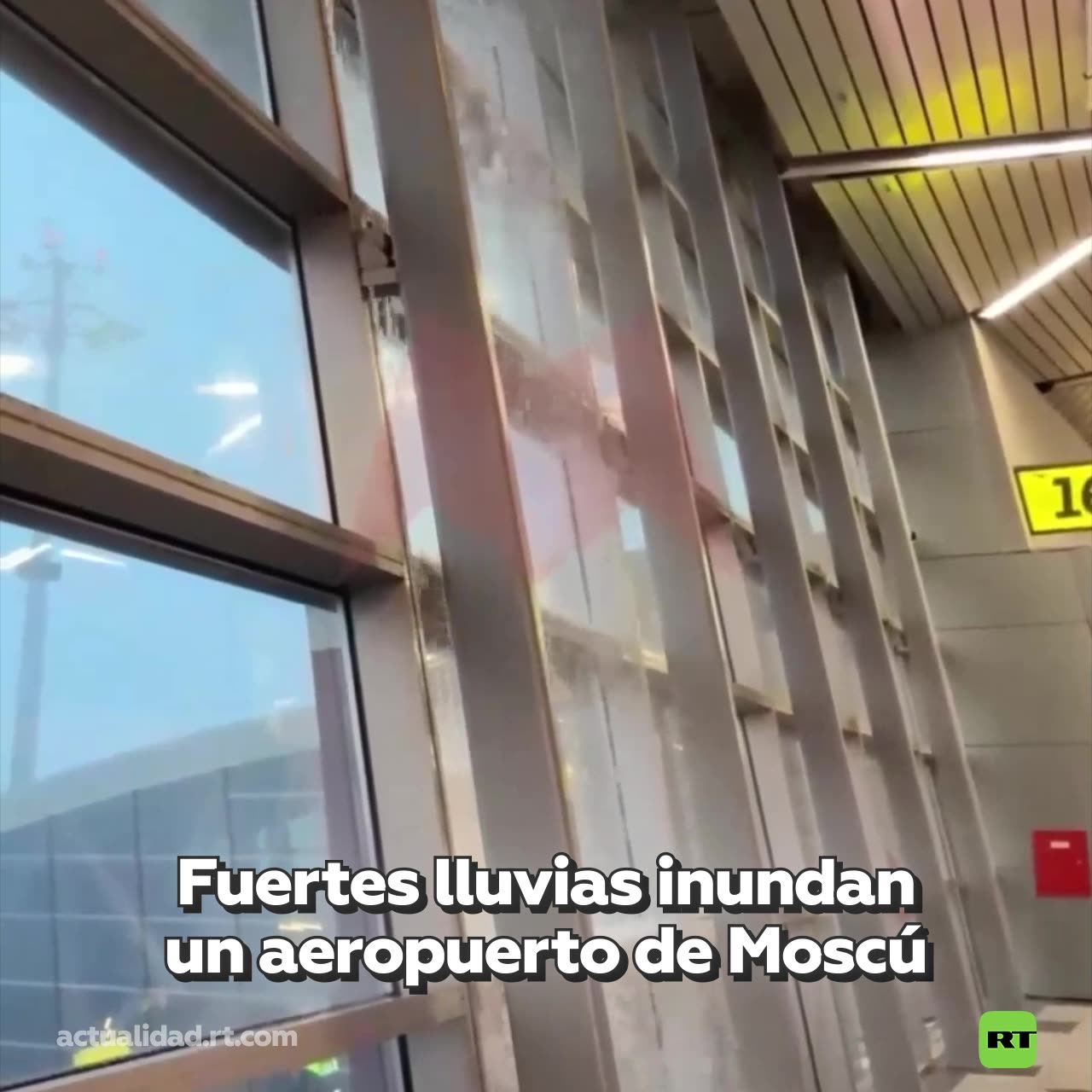 Fuertes lluvias inundan y paralizan un aeropuerto de Moscú