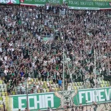 Polish sports fans chant President's name for the first time