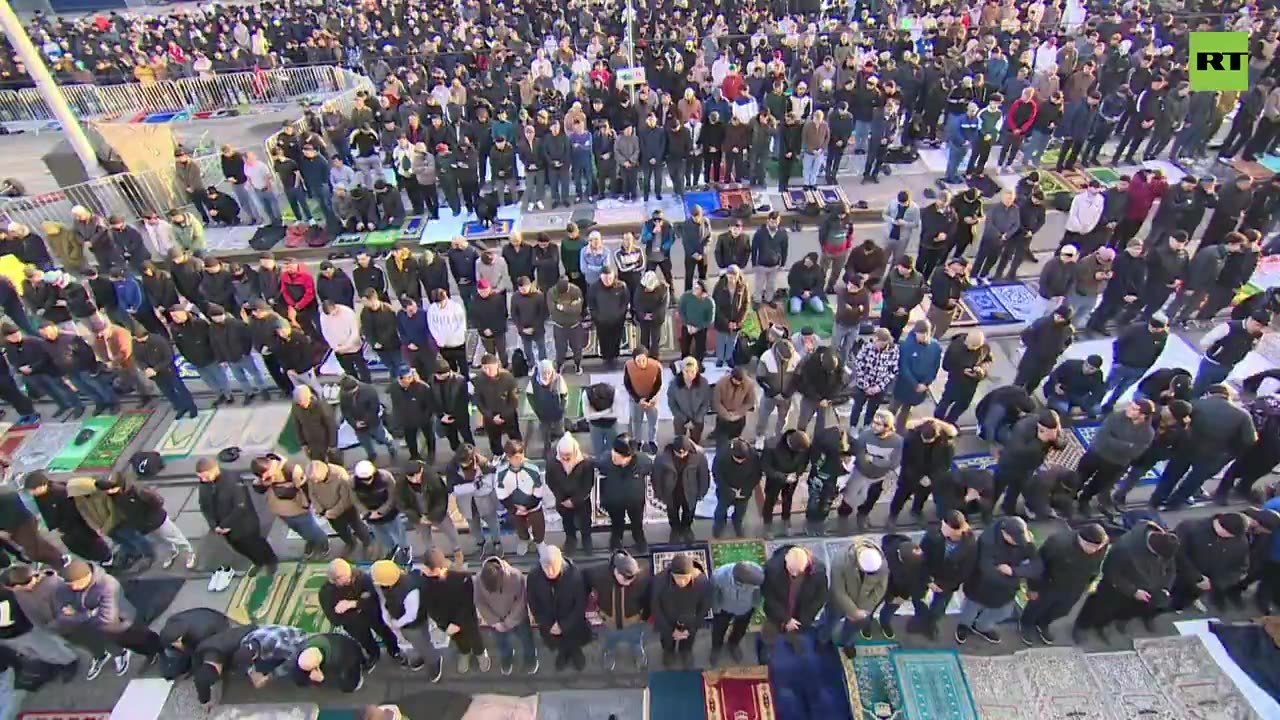 🇷🇺 Thousands of Muslims at Moscow's main mosque for Eid al-Fitr prayers.
