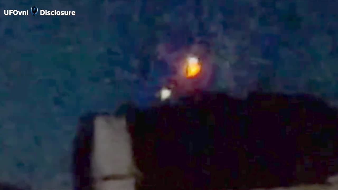 Un orbe suivi par un hélicoptère par 3 cameraman
