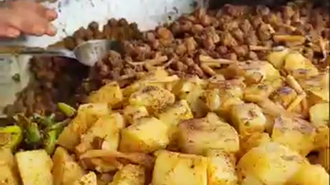 India's Famous Tawa Chole Bhature: A Street Food Delight! 🇮🇳